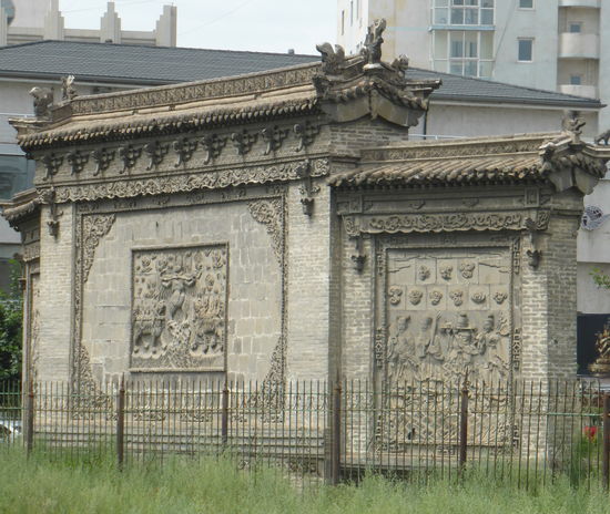 die verzierte Mauer hatten nur zwei wichtige Tempel in der Mongolei - der hiesige und der Tempel des älteren Bruders Bogd Khan (s.u.)