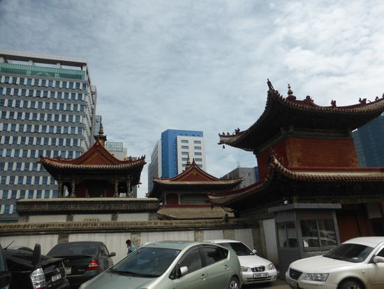 die Tempel liegen mitten in einem Hochhaus-Neubaugebiet und haben einen schweren Stand gegenüber den kommerziellen Interessen von Investoren