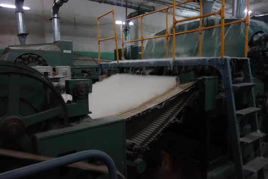 und zu einem geluichmäßigen Flies gezogen