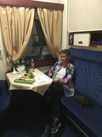 Wasser, eine Flasche Sekt, Pralinen, Schokolade und ein Obstteller stehen zur Begrüßung im Abteil