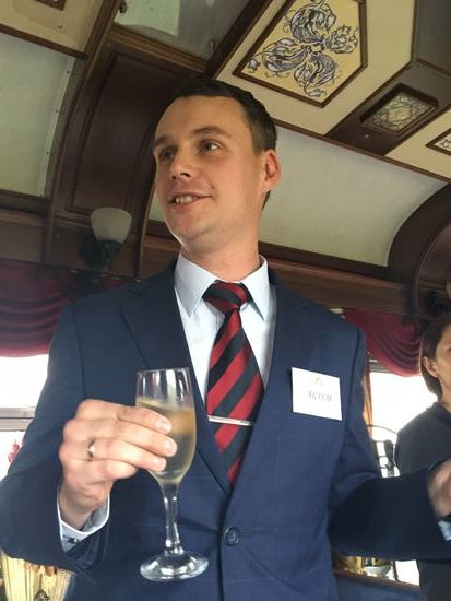 der Manager arbeitet im Hintergrund mit seinen Gehilfen