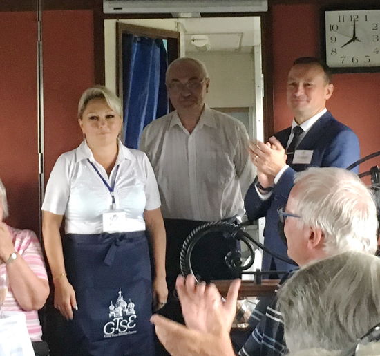 und die beiden links sorgen am Tisch für uns