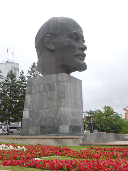 hinter Lenin befindet sich das Regierungsgebäude