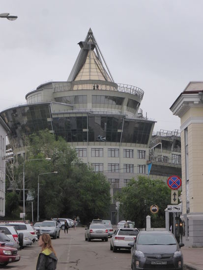 und auch neuere säumen die Strasse