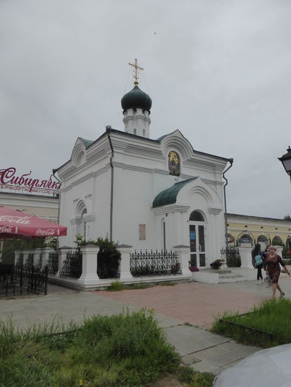 die 1745 erbaute Kathedrale der Gottesmutter Hodigitrja ist heute von Lokalen umgeben - sie soll der kirche zurückgegeben worden sein - nachdem sie lange Jahre als Lagerraum für ein Museum dienete -  um nun wieder in neuem Barockglanz zuu erscheinen