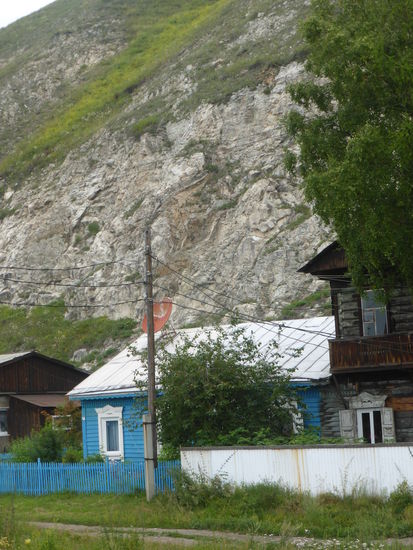 an einzelnen Stellen werden jedoch auch Flecken weißen Marmors in den Felsen von Port Baikal sichtbar.
