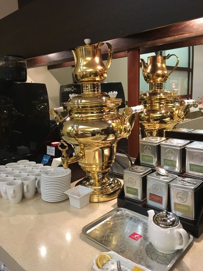 vornehmer Teesamovar - leider war bei den Frühstückbuffets allerdings meist (nur ein) Kaffeeautomat vorhanden, an dem sich Schlangen bildeten, da das Frischbrühen einfach mehr Zeit kostet