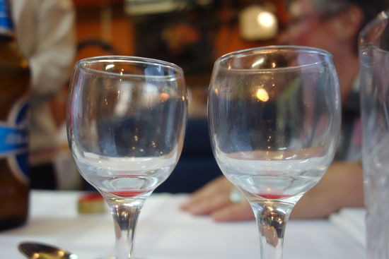 mir scheint die Gläser haben schon eine gewisse Schieflage