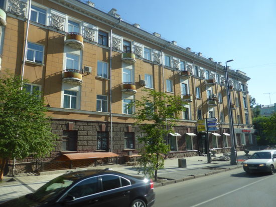 Sovjetarchitektur mit Hammer und Sicherl als Gebäudedekoration