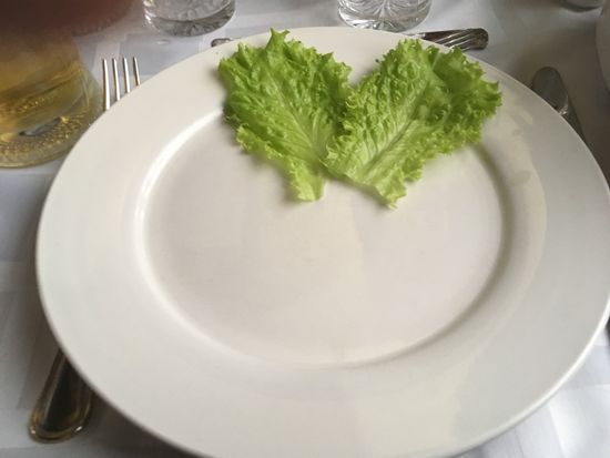 aufmerksamer Ober - Teller für die 'halbierte' Hauptspeise