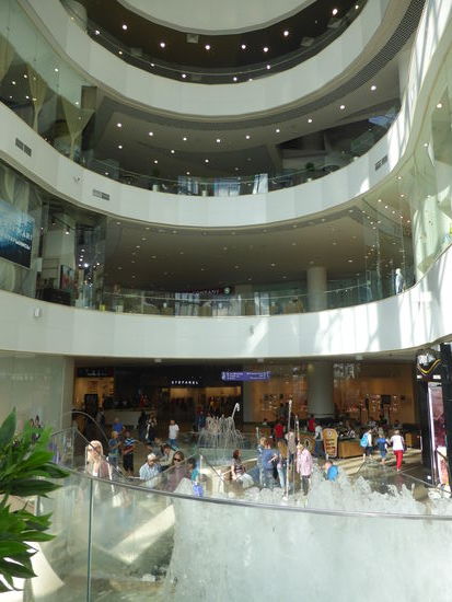 im mehrstöckigen Innern sind wieder alle gängigen Marken vertreten, die es überall auf der Welt gibt