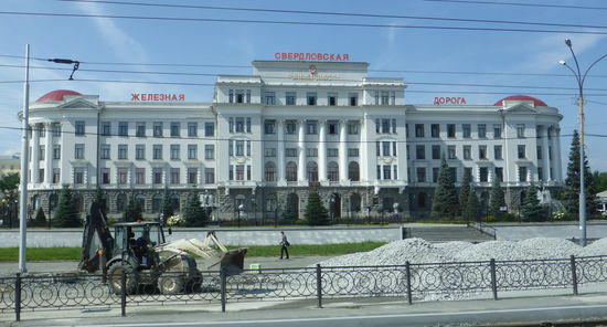 ebenso monumentale Bauten