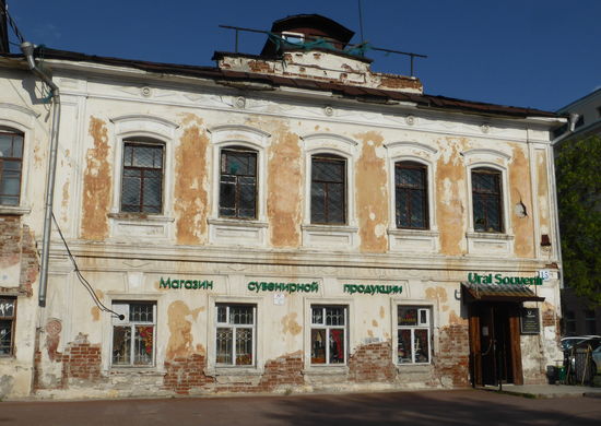in einem dieser Häuser befindet sich ein interessanter Souvenirshop