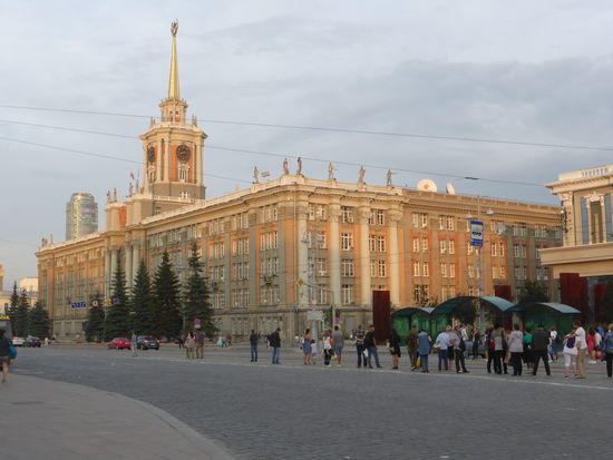 das Rathaus ist immer noch von der Sonne angestrahlt