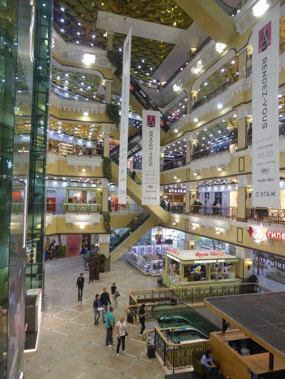 das Kaufhaus umfaßt den ganzen Straßenblock