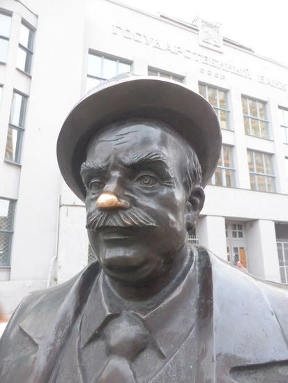 der einen fasst man an die Nase