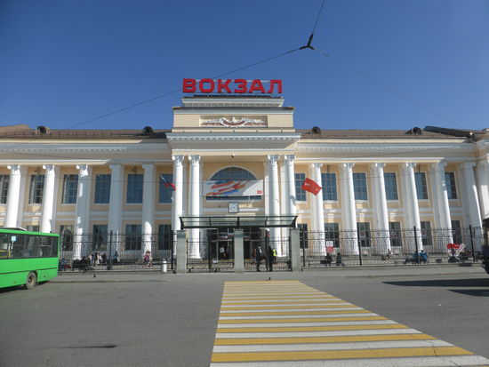 der neue Bahnhof erscheint kaum größer als der benachbarte alte