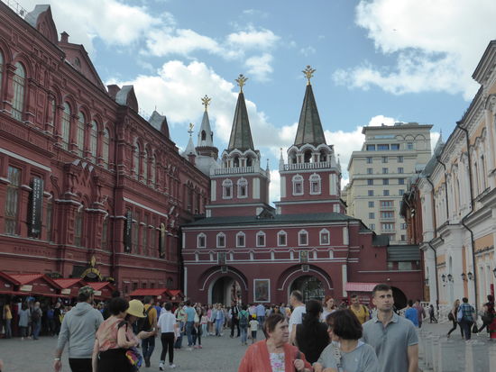 Nulevoy Kilometr Goroda - von diesem Punkt aus, der Kilometer Null genannt wird, werden die Entfernungen aller Straßen Moskaus berechnet