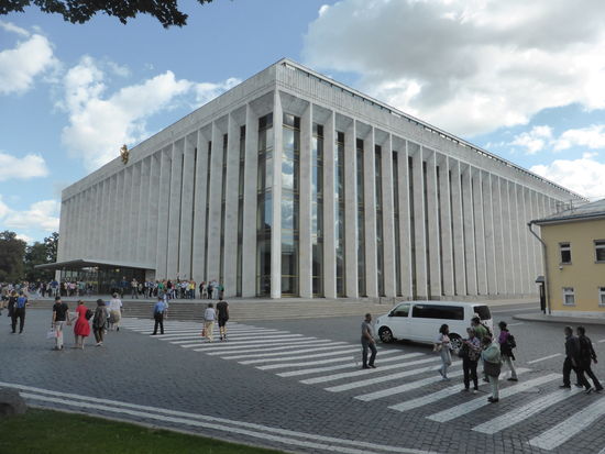 die regierungsrelevanten Gebäude sind hemetisch abgeriegelt - dort laufen keine Touristen umher