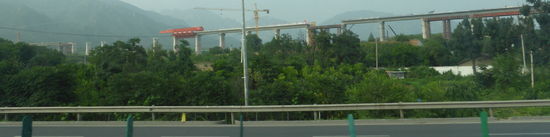 im Jahre 2014 wurde ein Abkommen zwischen den drei Staaten der Transsib unterzeichnet, das eine Schnellbahntrasse vorsieht. Hier ist sie bereits im Bau