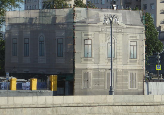 geschickte Verkleidung eines zu restaurierenden Gebäudes