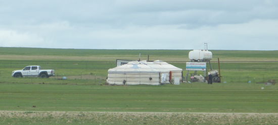 esrte Jurten tauchen auf - mal mobil