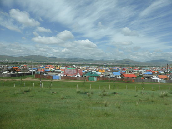 auffallend sind die bunten Dächer