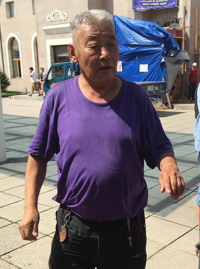 geschäftsmäßige Gepäckträger kümmern sich um unsere Koffer