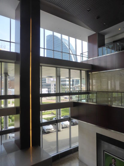 exklusive Läden und kaum Publikum - meine Frau Ulrike schaut nur kurz in einen Cashmere-Laden - ich entdecke ein Restaurant mit deutschem Namen