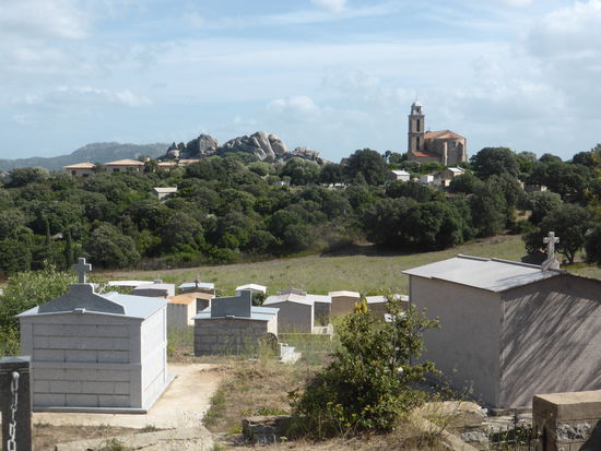 Kirche von Caldarello - davor typische 'Sarggebäude' eines Friedhofes - und weit dahinter die ersten Felsformationen des korsischen Südens