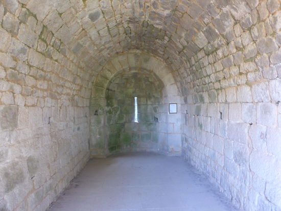 die einschiffige Kapelle überrascht durch ihr geringen Ausmaße ca. 7,5 x 3m