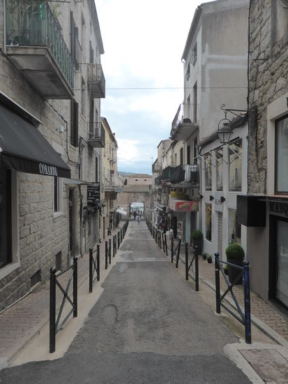 diese enge Gasse führt direkt auf die Porte Génoise