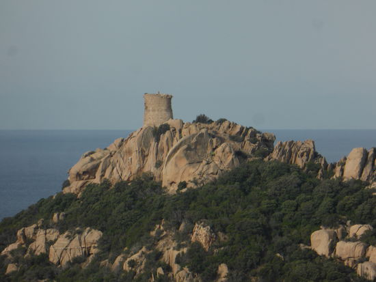 ein Wachturm in der Bucht von Roccapina