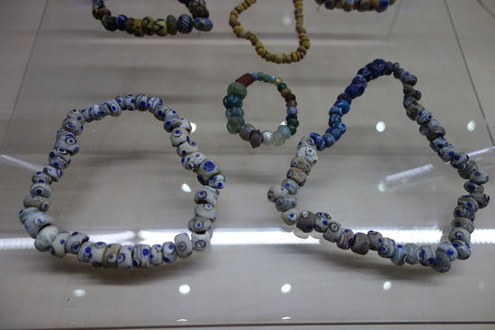 Perlen aus gefärbtem Glas