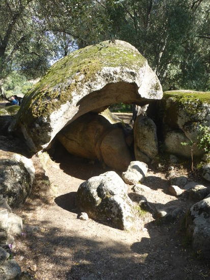 Schutz unter einem Felsen