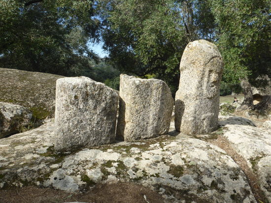Filitosa VI - drei Teile der Statue