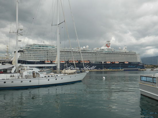 Ein Riesenschiff ('Mein Schiff') hat die Stadt überschwemmt mit Touristen