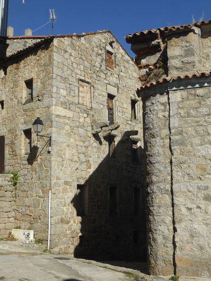 die Häuser sind z.T befestigt - einige haben Pecherkerne und Schießscharten -  in ihnen haben sich früher die Bewohner bei Gefahr verschanzt