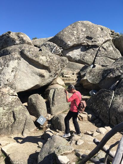 zentraler Unterstand mit Öffnungen in der Befestigungsmauer