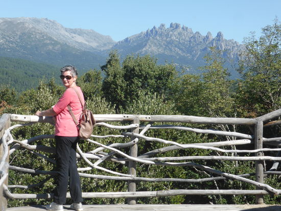 Blick nach Norden auf eine Berglandschaft, die an die Formen des Montserrat bei Barcelona erinnern