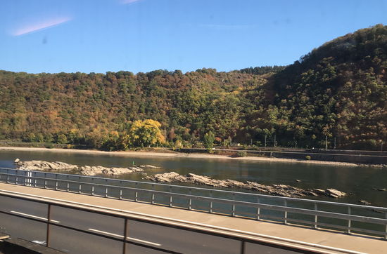 der heiße trockene Sommer 2018 hat den Pegel des Rheins auf ein Minimum schrumpfen lassen  - so habe ich den Rhein noch nie gesehen