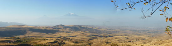 links neben dem Ararat liegt auch noch der 'kleine Ararat' - er istz jedoch nur zu erahnen