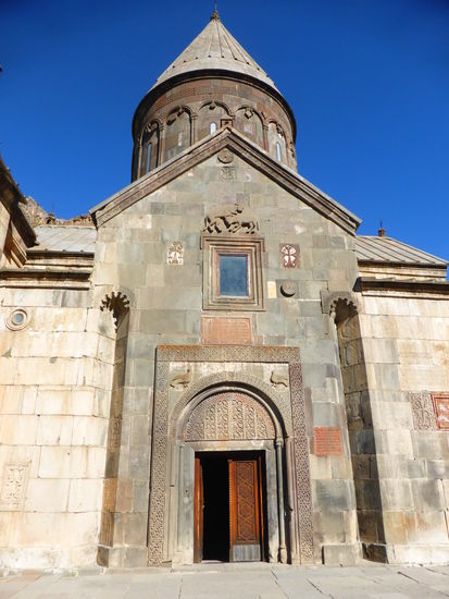 Die Außenmauern haben tiefe, dreieckige Nischen sowie viele Reliefs in Form geometrischer, tierischer und floraler Motive -