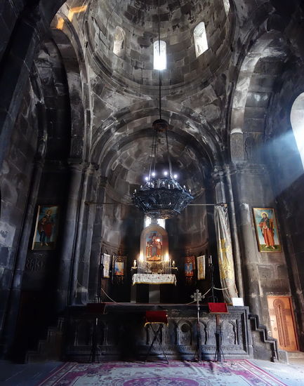 Ist die Aussenfassade schon reich verziert, so setzt sich dies in der Kuppel fort. .