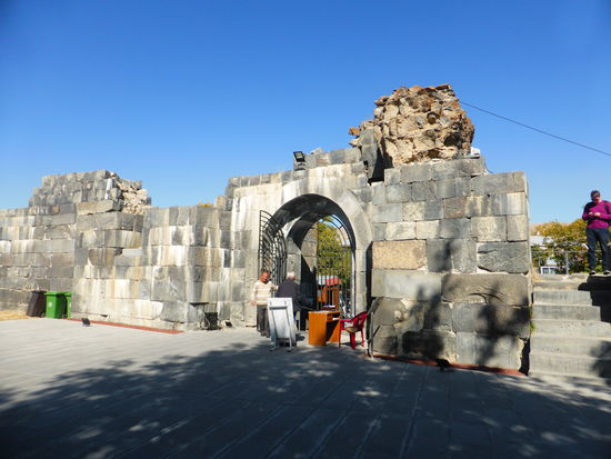 Am Eingang gibt es auch noch Reste einer Festungsmauer, die den Komplex einmal umgeben haben muss.