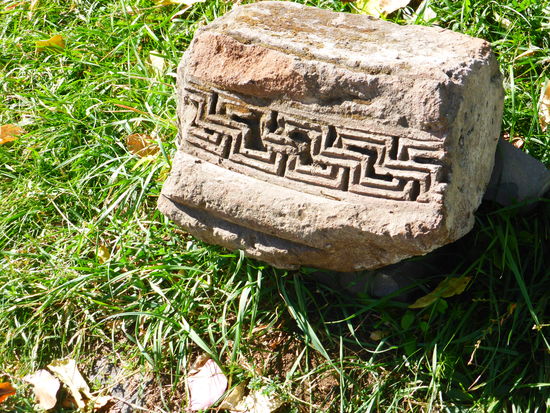 auf dem Zugangsweg zum Tempel sind eine ganze Reihe Steine mit Dekor von den Bauwerken aufgereiht.