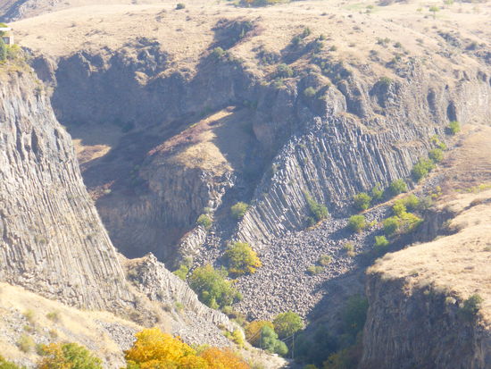 Basaltsäulen im nahen Canyon