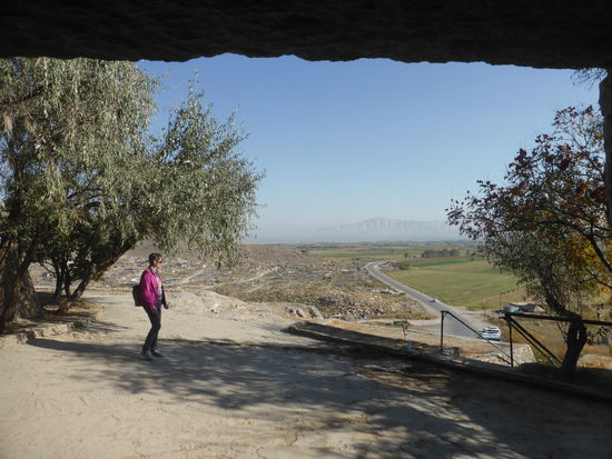Außerhalb des Klosterkomplexes blickt man auf einen Friedhof mit Grabsteinen aus vielen verschiedenen Jahrhunderten.