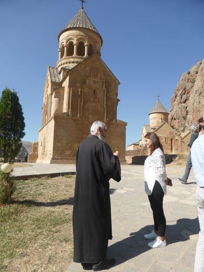 Nelli mit einem Priester vor der Mausoleumskirche