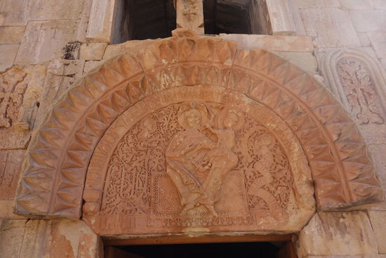 eingebettet in drei Bögen thront die Madonna mit dem Jesuskind